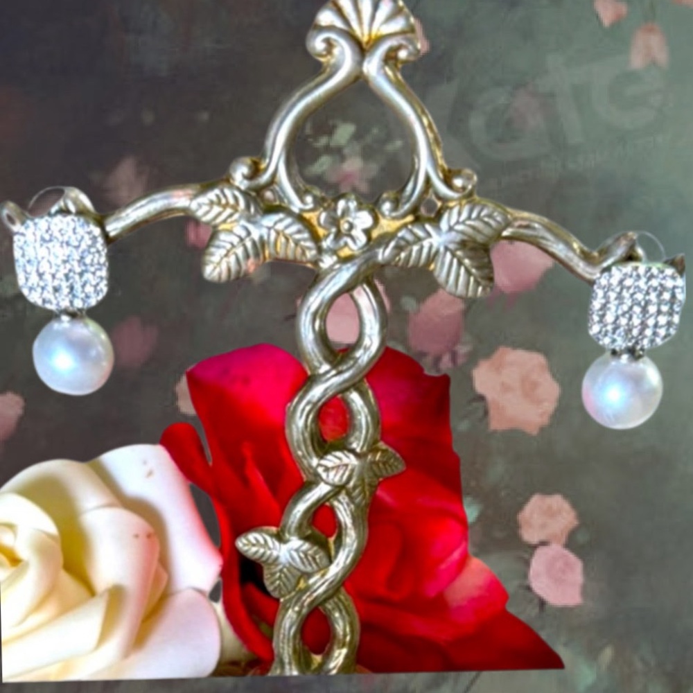 NWT! Beautiful silver rhinestone and pearl coast earring